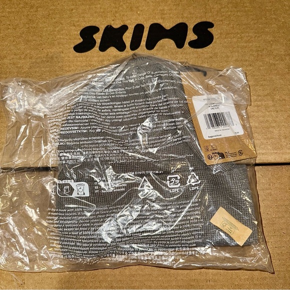 SKIMS & THE NORTH FACE - BEANIE (Gunmetal) - Picture 4 of 4
